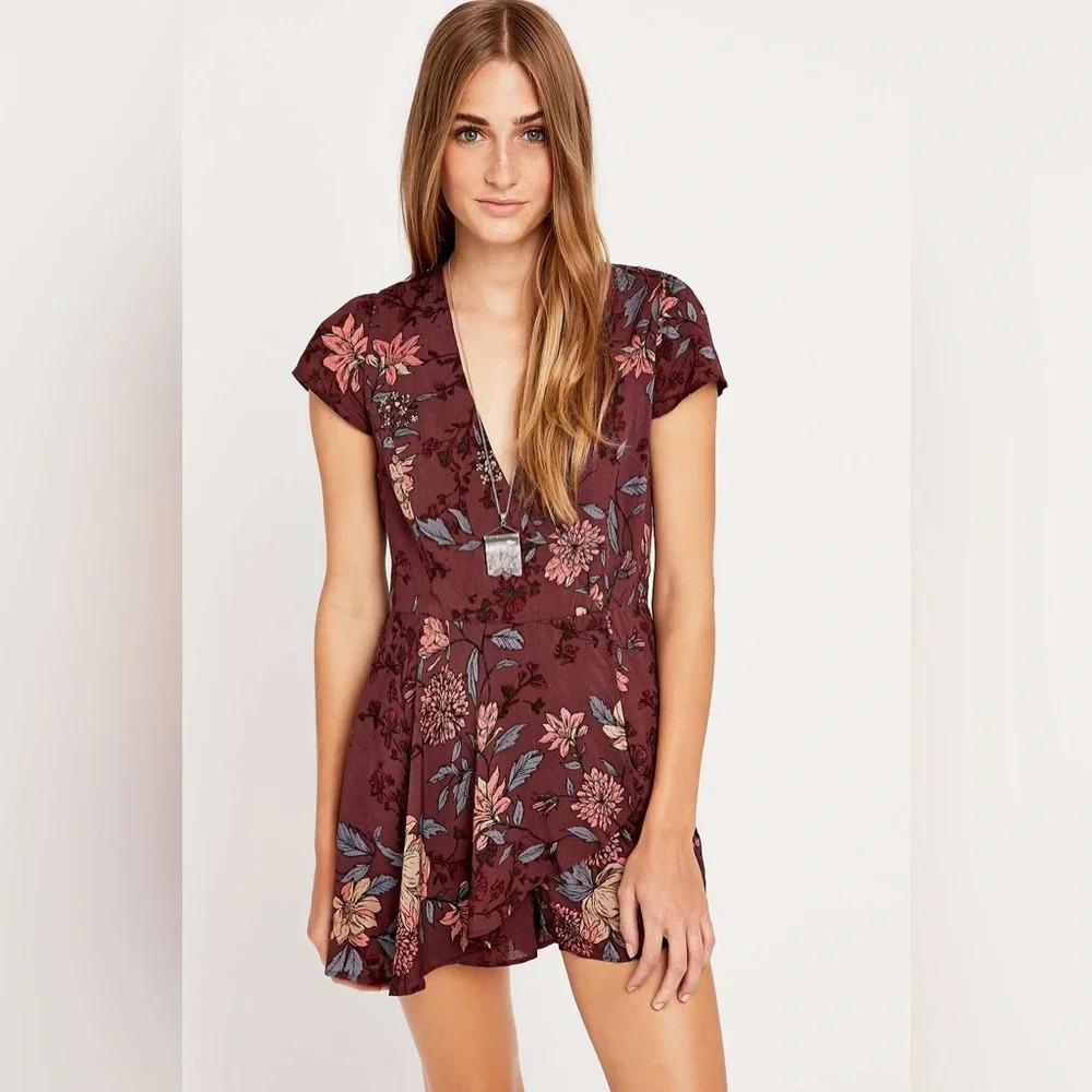 Urban Outfitters Kimchi Blue Size 2 Maroon Floral Skort Romper Rayon Mini